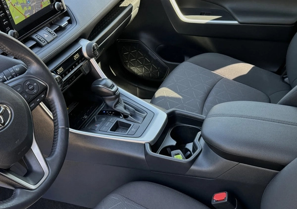 Toyota RAV4 cena 124999 przebieg: 79900, rok produkcji 2019 z Kobylin małe 781